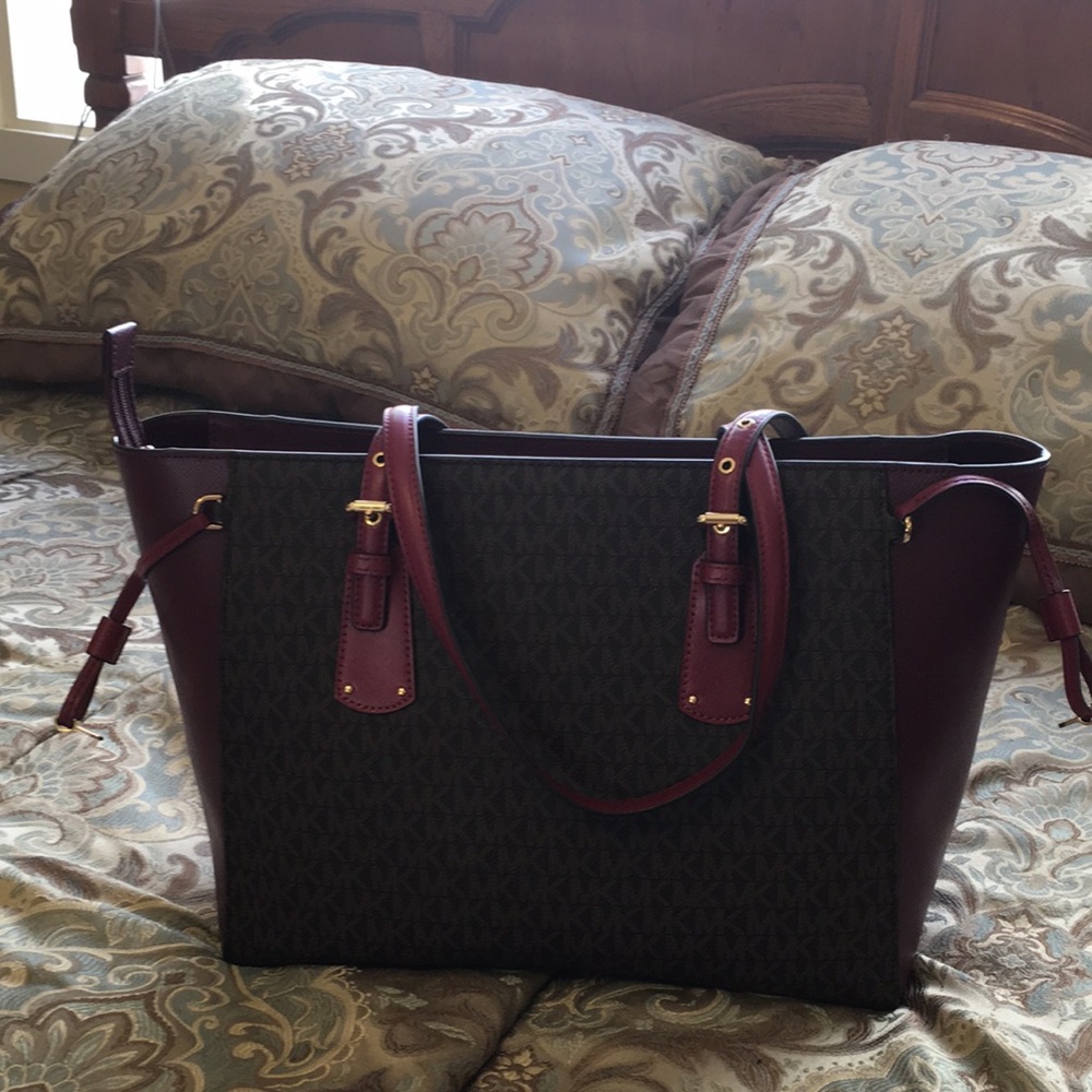 Brand new Michael kors adorable hand bag - Picture 2 of 9